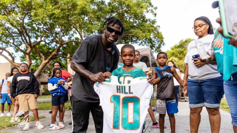 Tyreek Hill regala jersey autografiado al 'Mini Cheetah'