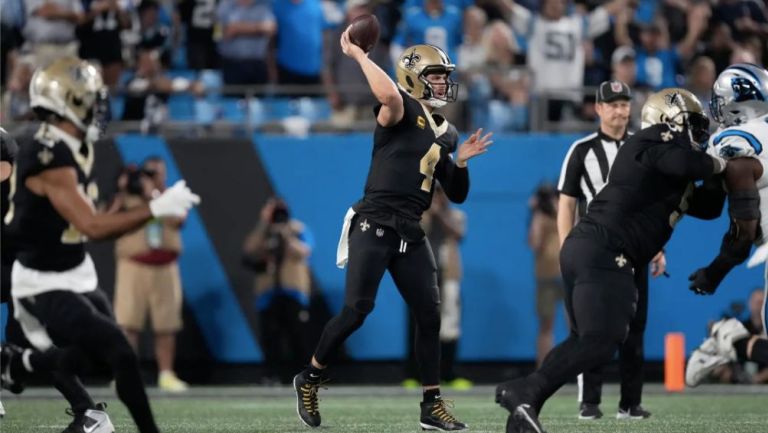 Derek Carr en el duelo ante Panthers