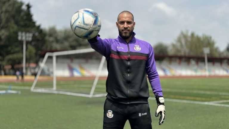 Alfredo Saldívar como entrenador de arqueros en Metepec