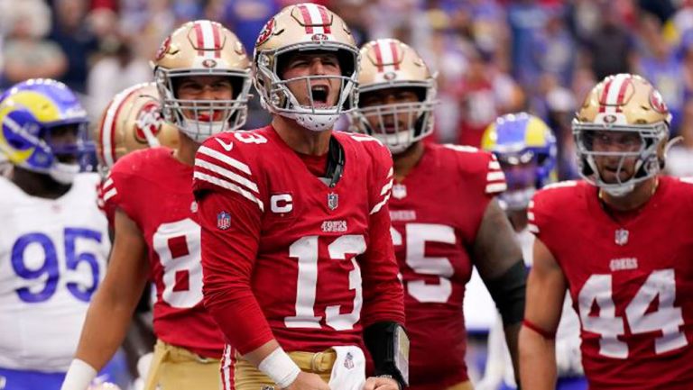 Jugadores de los 49ers festejan una anotación 