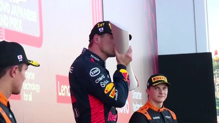 Max Verstappen besó el trofeo del GP de Japón y se iluminó con los colores de la bandera de Países Bajos