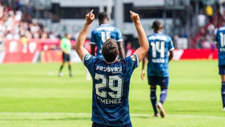 Santiago Giménez celebrando su gol 