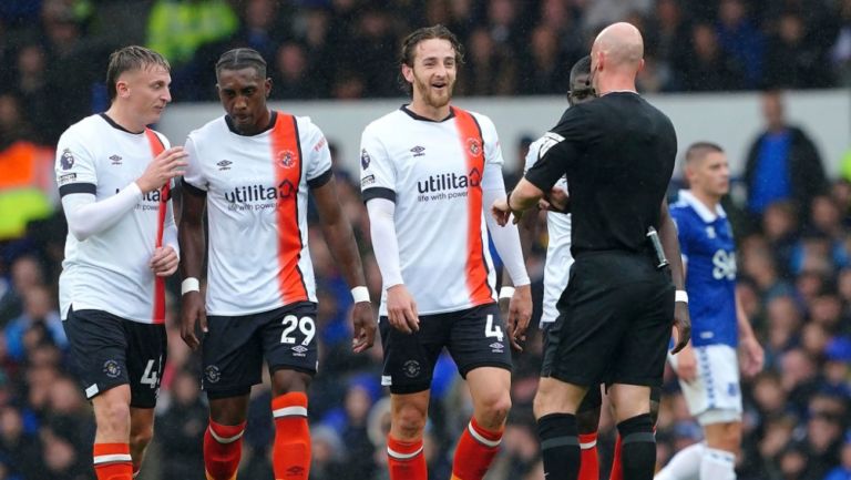 Los jugadores del Luton tras el silbatazo final 