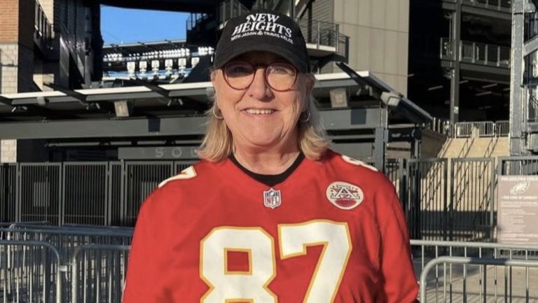 Donna Kelce saliendo del Lincoln Financial Field en Philadephia