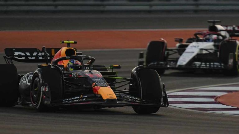 Checo Pérez terminó quinto en la primera práctica del GP de Qatar; Verstappen fue primero