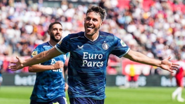 Santiago Giménez celebrando su gol 