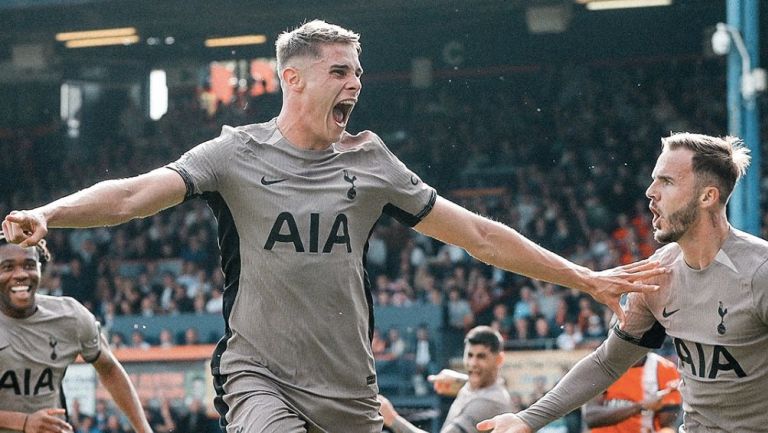 Van de Ven celebra el gol del triunfo