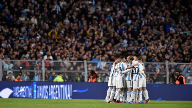  Argentina vence a Paraguay en el Estadio Monumental con Messi de suplente