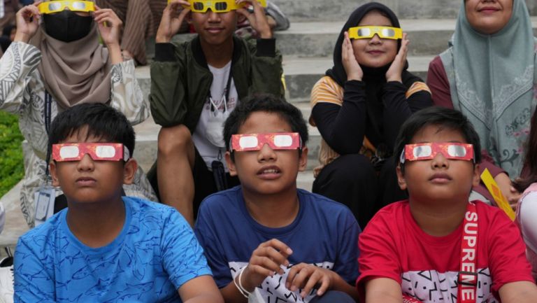 ¿Con qué lentes de puede observar el eclipse solar en la Ciudad de México?