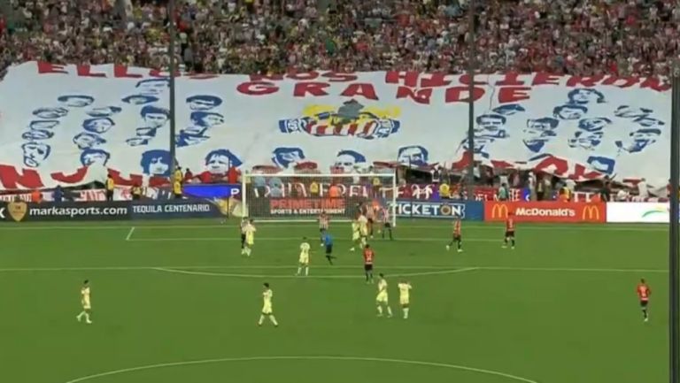 Aficionados de las Chivas muestran tifo en el Clásico Nacional 