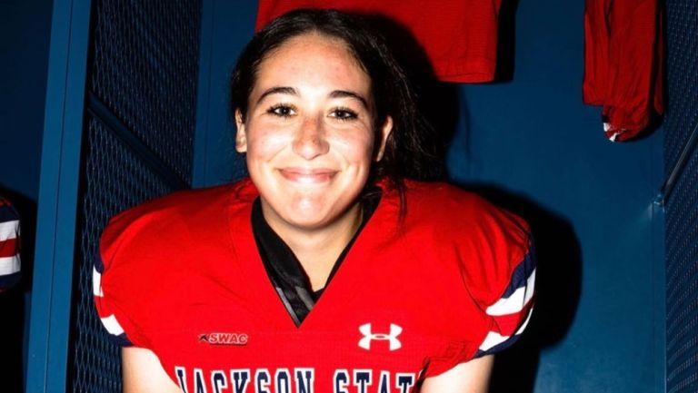 Leilani con el uniforme de la Universidad de Jackson State 