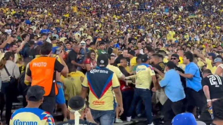 Aficionados del América protagonizan pelea durante el Clásico Nacional en el Rose Bowl