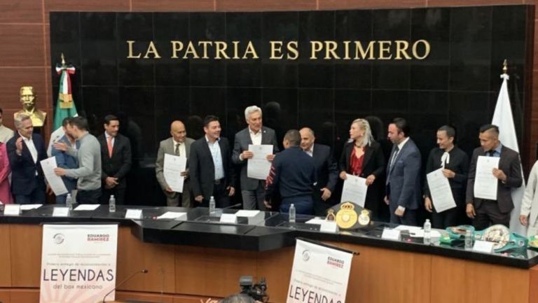 Los boxeadores en la ceremonia en el Senado