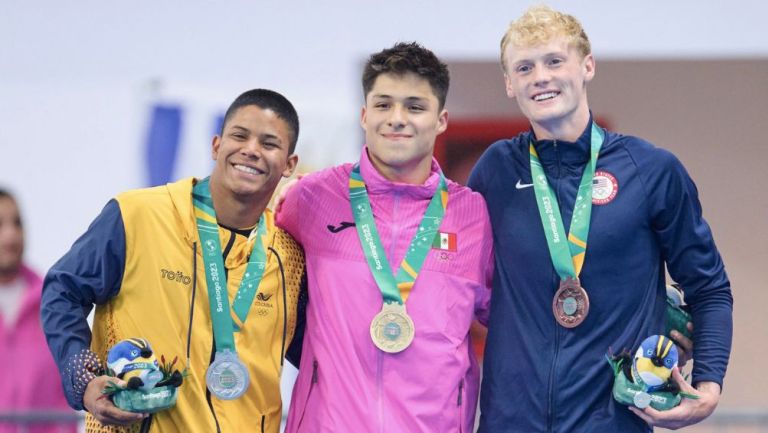 Osmar Olvera celebra la medalla de Oro