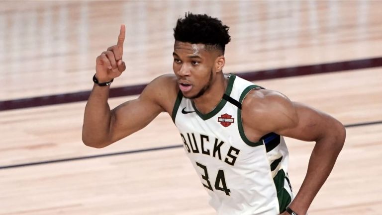 Giannis renovó con los Bucks