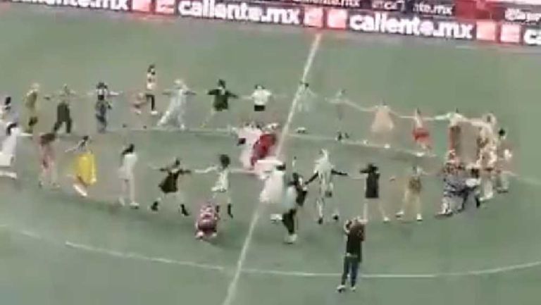 ¡Sacó los pasos prohibidos! 'La monja' fue el espectáculo de medio tiempo del juego de Xolos