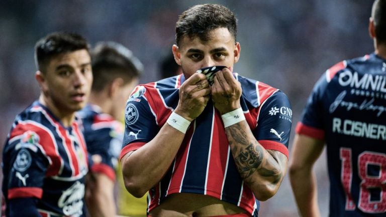 Vega sigue a las Chivas desde su televisor