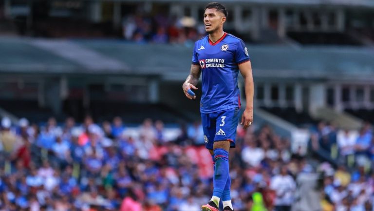 Carlos Salcedo jugando con Cruz Azul 