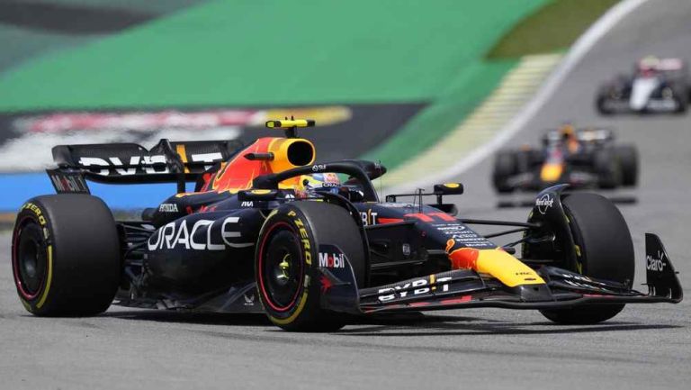 Checo Pérez corriendo con la escudería de Red Bull 