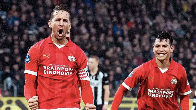 De Jong y Lozano celebran el primer gol del encuentro