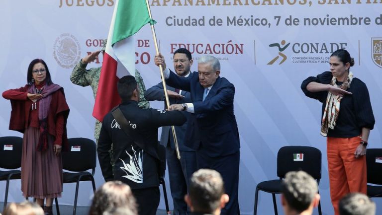 AMLO en la entrega de bandera para los Paralímpicos