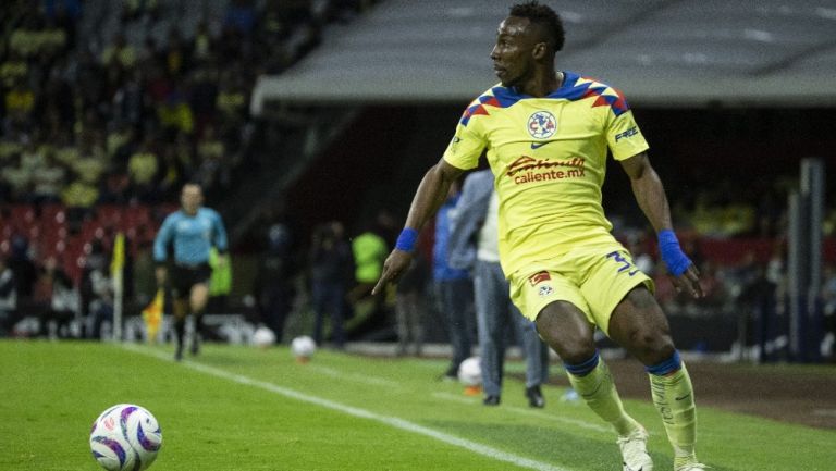 Julián Quiñones jugando con las Águilas del América 