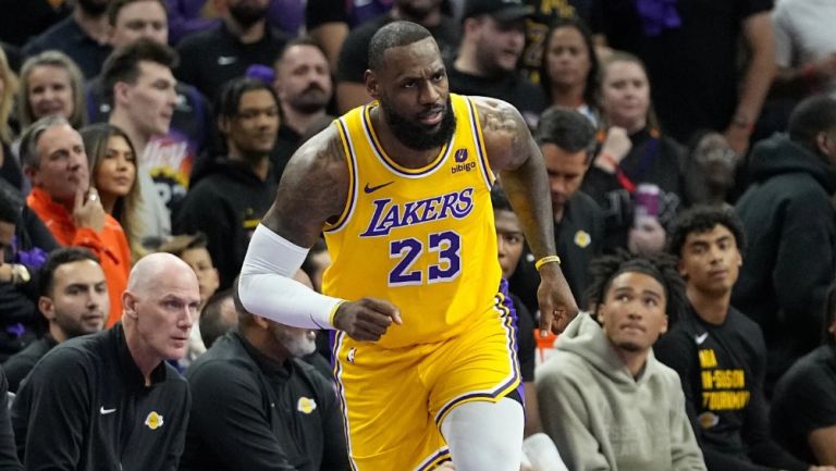 LeBron James jugando con Los Angeles Lakers 