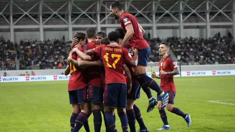 España superó 3-1 a Chipre y aseguró el liderato del Grupo A