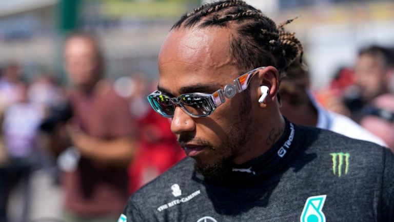 Lewis Hamilton 'tira la toalla' en la carrera con Checo por segundo lugar: 'Está muy lejos' 