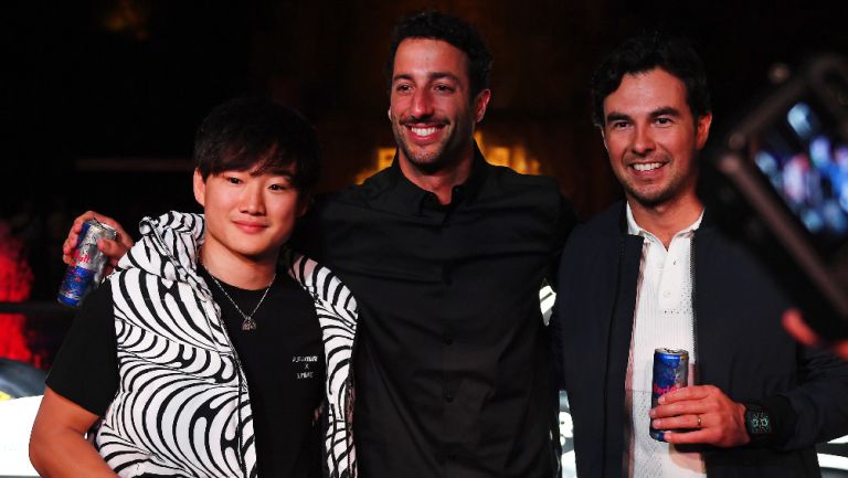 Yuki Tsunoda, Daniel Riccardo y Sergio Pérez, en Las Vegas