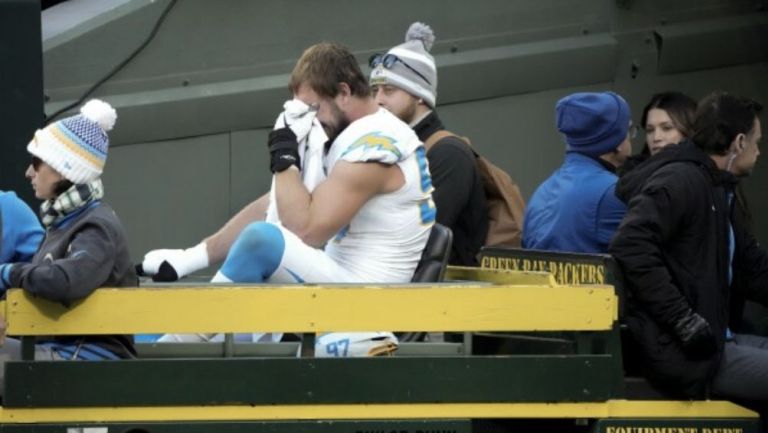 Bosa saliendo de Lambou Field tras lesionarse