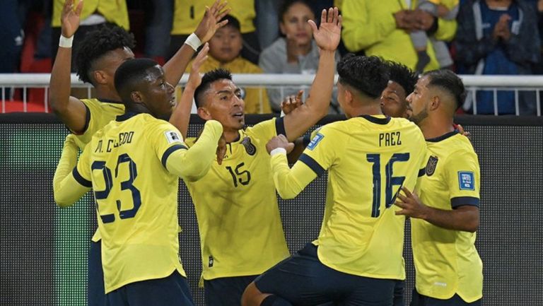 Ecuador celebra el gol ante Chile