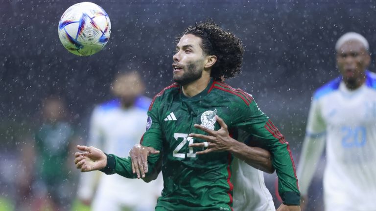 César Huerta en el juego ante Honduras en el Azteca