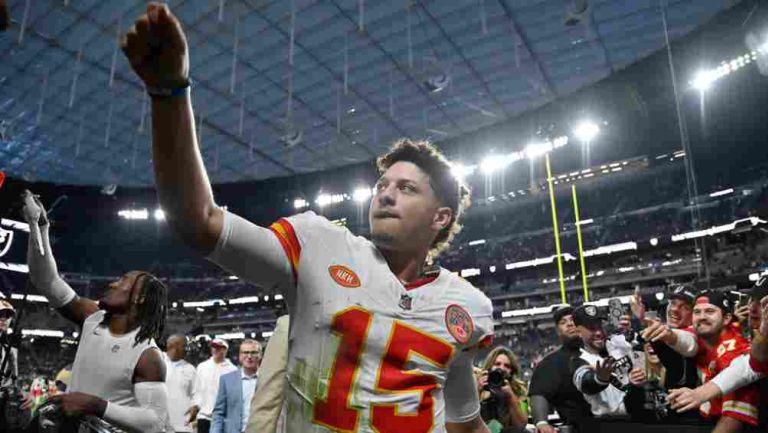 Patrick Mahomes regaló su guante a un joven aficionado mexicano