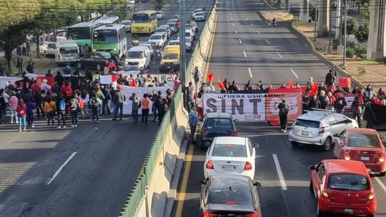 Trabajadores del Colegio de Bachilleres cierran calles y afectan tránsito en CDMX