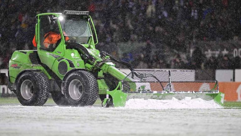 Aficionados lanzan bolas de nieve al portero rival en la Conference League