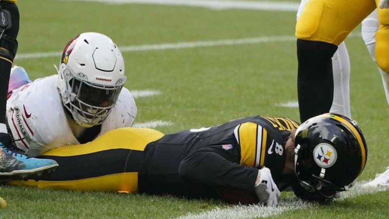 Kenny Pickett sale lesionado en la derrota de Pittsburgh ante Arizona