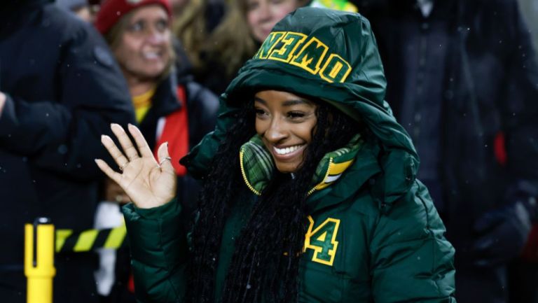 Simone Biles fue sorprendida por un aficionado de los Packers