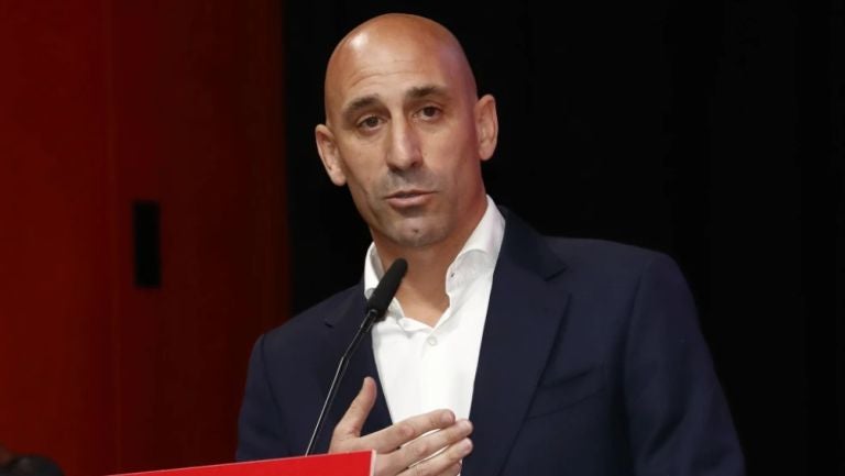 Luis Rubiales, acusado de besar a jugadoras de Inglaterra 