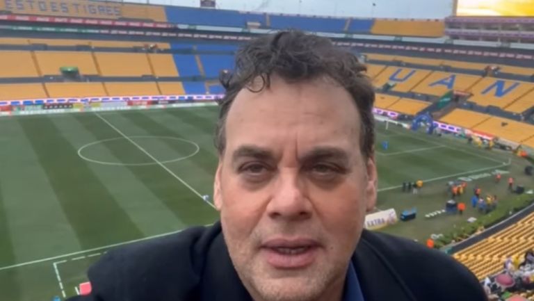 El comentarista en el estadio de los Tigres 