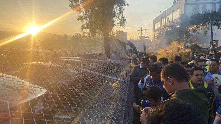 ¿Fue excesivo? Aficionados festejando tiraron reja afuera del Estadio Azteca