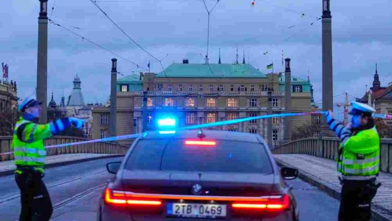 Tiroteo en una facultad en el centro de Praga dejó varios muertos