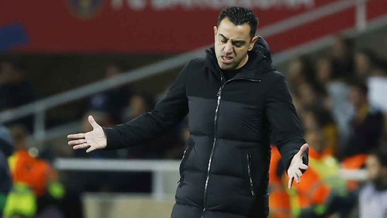 ¿Vestidor roto? Xavi 'explotó' contra sus jugadores en el partido contra Almería