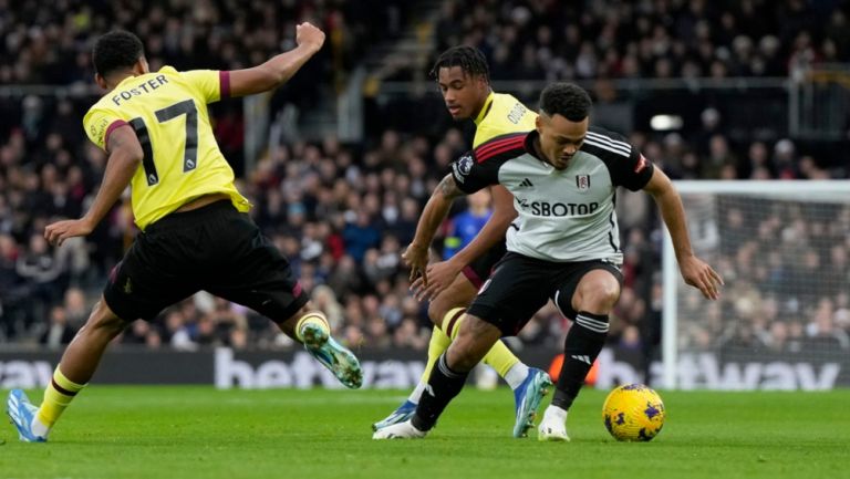 Fulham no puede sin Raúl Jiménez y pierde como local ante Burnley