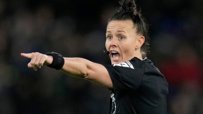 Rebecca Welch, primera árbitra central en pitar un juego de Premier League en la historia