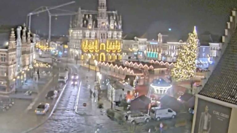 Tragedia en mercado navideño: mujer muere aplastada por árbol monumental en Bélgica