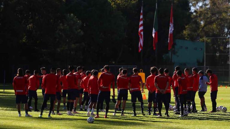 Aficionados 'revientan' a Chivas por instalaciones del equipo