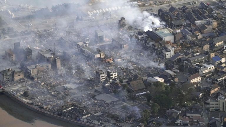 Japón recibe otro golpe tras incendio provocado a raíz del terremoto