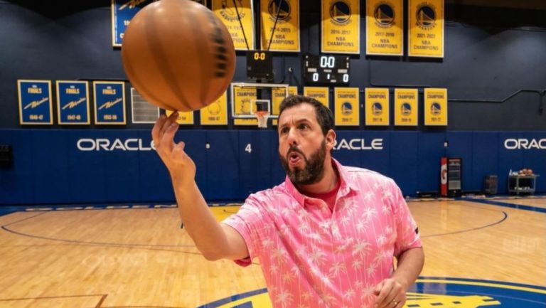 Adam Sandler exhibe sus destrezas en baloncesto en el McKale Center de Arizona