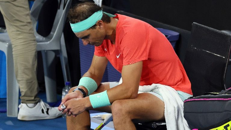 Rafa Nadal sufre desgarro y se baja del Australian Open